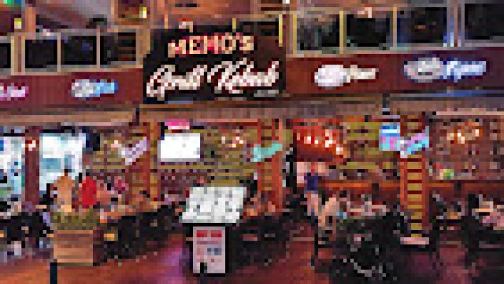 Memos Grill Kebap Hause’da köz ateşinde pişen kebap ve taze garnitürlerle servis edilen lezzet tabağı