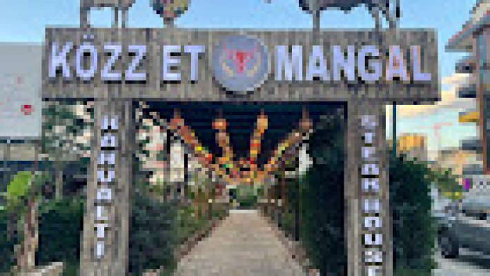 Közz Et Mangal’da köz ateşinde pişen etler ve zengin garnitürlerle hazırlanmış lezzetli bir sofra