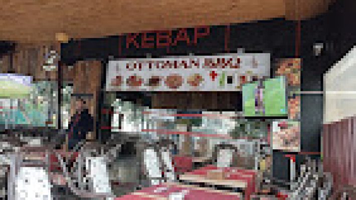 Ottoman BBQ’da odun ateşinde pişen etler, geleneksel Osmanlı sunumuyla hazırlanmış sofrada servis ediliyor