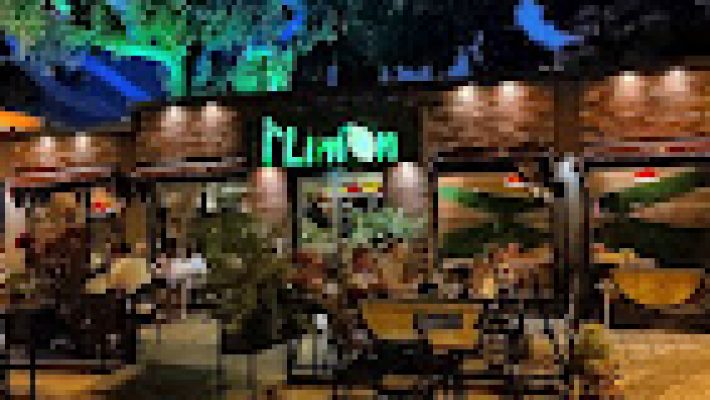 Alanya’da deniz manzaralı, ferah ve renkli tasarıma sahip İlimon Cafe’nin oturma alanı