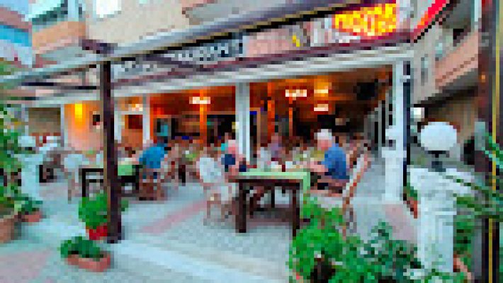 Alanya Cikcilli’de modern tasarımlı, şık dekorasyonlu Bistro Cikcilli Steak House’un et yemekleri servisi