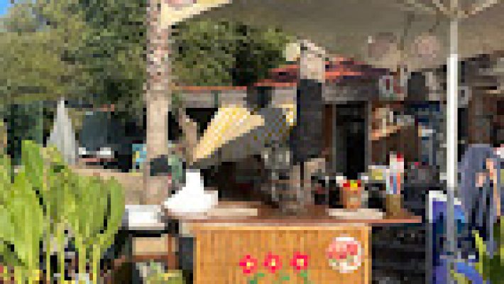 Deniz kenarında şık masaları ve Akdeniz manzarasıyla Kristal Beach Restaurant’ta keyifli bir akşam yemeği.