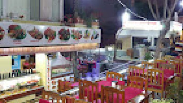 Öz Huzur Restaurant Kafe Bar’da deniz manzarası eşliğinde yemek keyfi yapan misafirler.