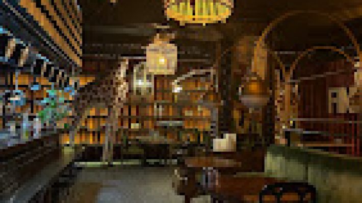 Mr Anjeliq Kitchen’da şık sunumlarla servis edilen gurme yemekler ve deniz manzaralı oturma alanı.