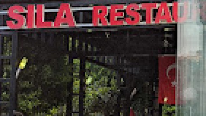 Konaklı Sıla Restaurant & Cafe’de deniz manzaralı, yöresel ve uluslararası lezzetlerin sunulduğu şık masa düzeni.