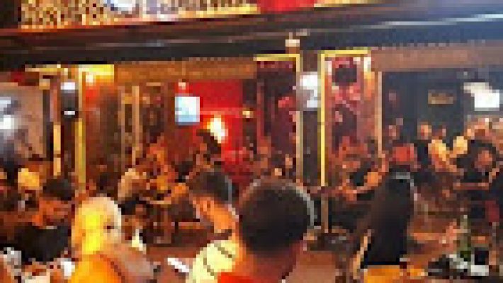 Tenha Local Pub Alanya’da loş ışıklar altında, sıcak ve samimi atmosferde içecek keyfi.