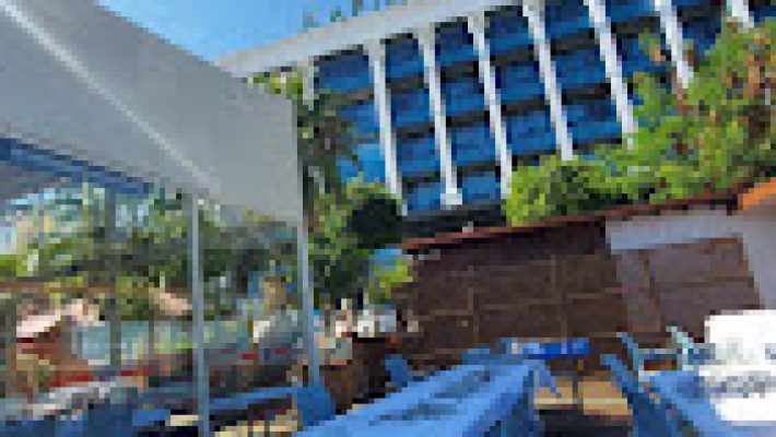 Kaptans Güverte Restaurant & Bar’da deniz manzarası eşliğinde lezzetli yemekler ve ferahlatıcı içecekler.