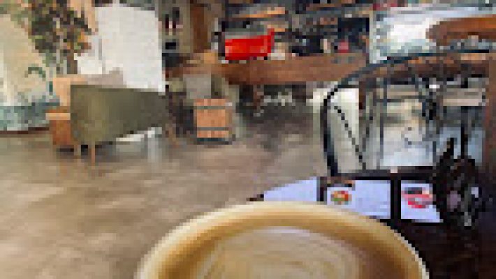 Daphne's Coffee & Tea’de taze kahve kokusu ve özenle demlenmiş çay keyfi.