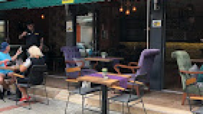 BIG BOSS Bistro Cafe Alanya’da modern tasarım, lezzetli yemekler ve rahat atmosfer.