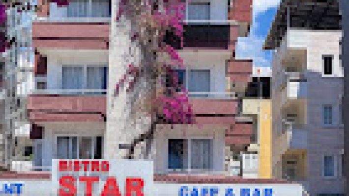 Star Restaurant & Bar Alanya’da deniz manzarası eşliğinde yemek keyfi.