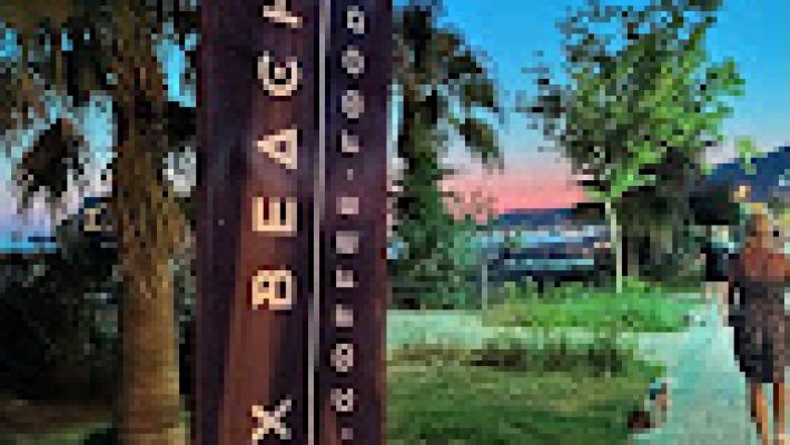 Flex Beach Oba No: 32’de deniz kenarında şezlonglar ve ferah plaj manzarası.