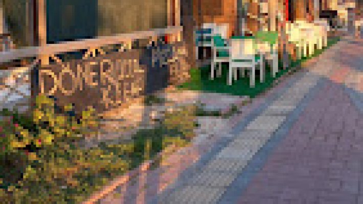 Sky Hill Restaurant Cafe Bar Fastfood’da Alanya manzarasına karşı yemek keyfi.