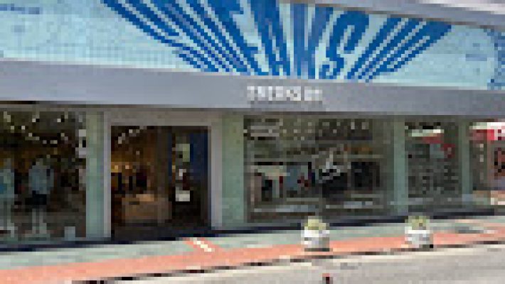 Sneaks Up – Alanya Cadde’de spor ayakkabı ve sneaker koleksiyonlarının bulunduğu popüler mağaza.