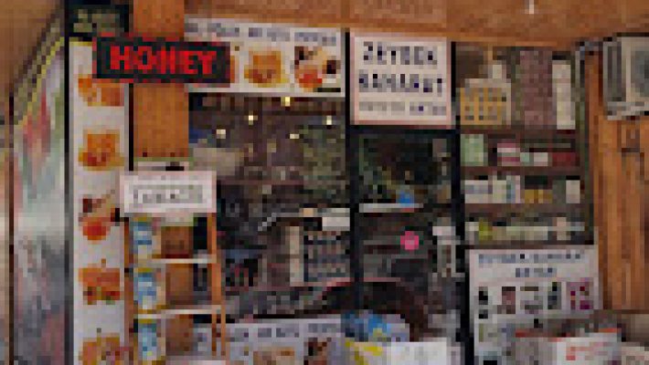 Zeybek Baharat dükkanında rengarenk baharat kavanozları, kurutulmuş otlar ve yöresel ürünlerin sergilendiği tezgah görüntüsü