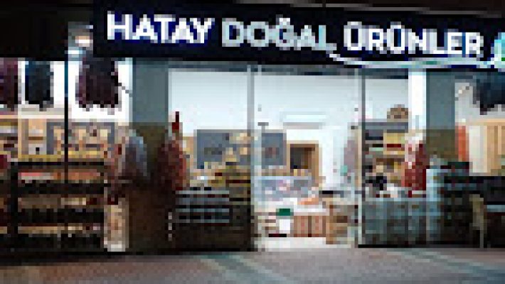 Hatay yöresel ürünler ve baharat çeşitlerinin Bolat Gıda mağazasında sergilendiği renkli tezgah görüntüsü