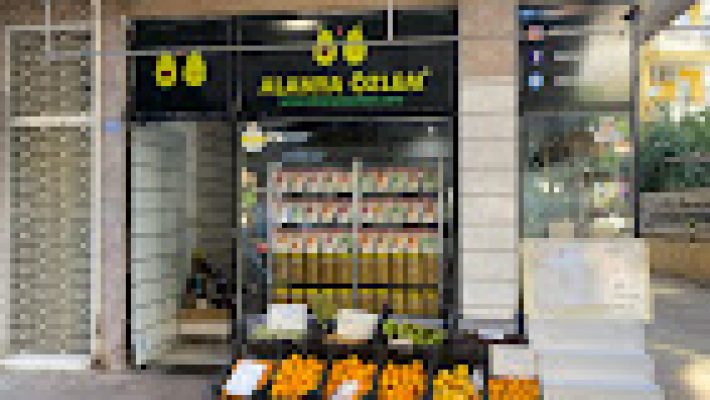 Alanya Özlem mağazası ön cephesi ve içeride düzenli şekilde sergilenen yöresel ürünler