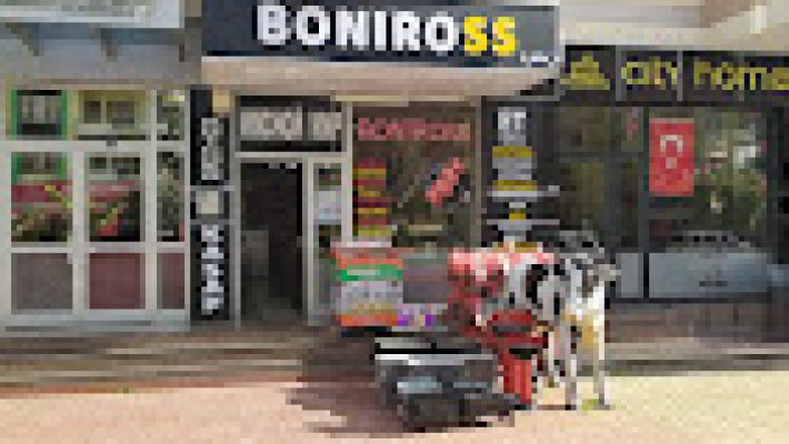 BONIROSS Kasap – taze etler, kıyma ve şarküteri ürünleriyle dolu vitrin