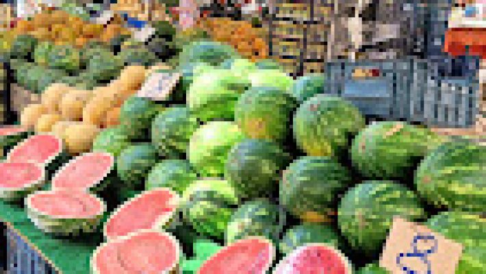 Alanya Mahmutlar Cumartesi Pazarı’nda taze meyve, sebze, yöresel ürünler ve doğal gıdalar tezgâhlarda yerini alıyor.