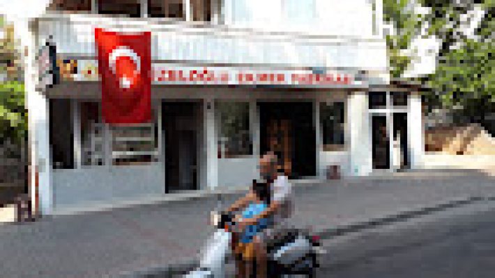 Alanya’da taze ve lezzetli ekmek ve unlu mamuller sunan Güzeloğlu Ekmek Fırını’nda çeşit çeşit ekmek ve poğaçalar hazırlanıyor.