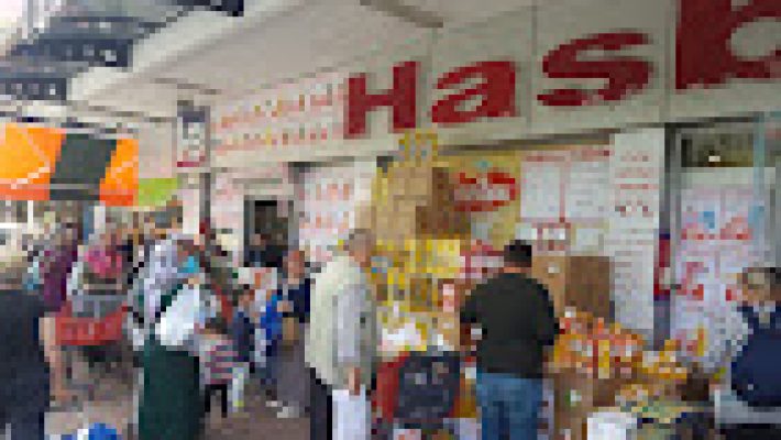 Alanya Mahmutlar’da taze ve kaliteli et ürünleri sunan Hasbul Mahmutlar Şube’de dana, kuzu ve tavuk çeşitleri hijyenik koşullarda hazırlanıyor.