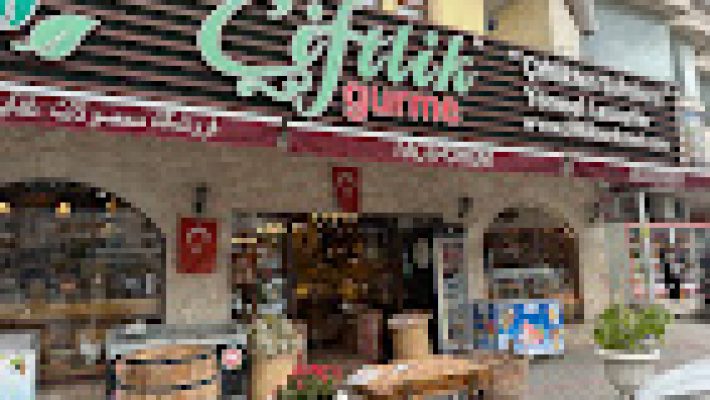 Alanya Çıkcıllı’da taze ve kaliteli et ürünleri sunan Çiftlik Gurme’de dana, kuzu ve tavuk çeşitleri özenle hazırlanıyor.