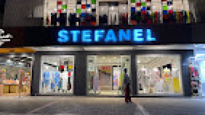 Alanya’da şık ve kaliteli giyim ürünleri sunan Stefanel mağazasında kadın ve erkek modasına uygun kıyafetler sergileniyor.