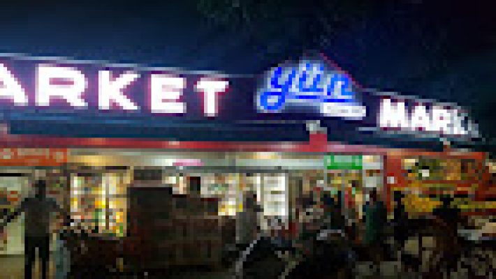 Alanya’da taze gıda ve günlük ihtiyaç ürünleri sunan Yün Market’in raflarında sebze, meyve, süt ürünleri ve temel gıda ürünleri sergileniyor.