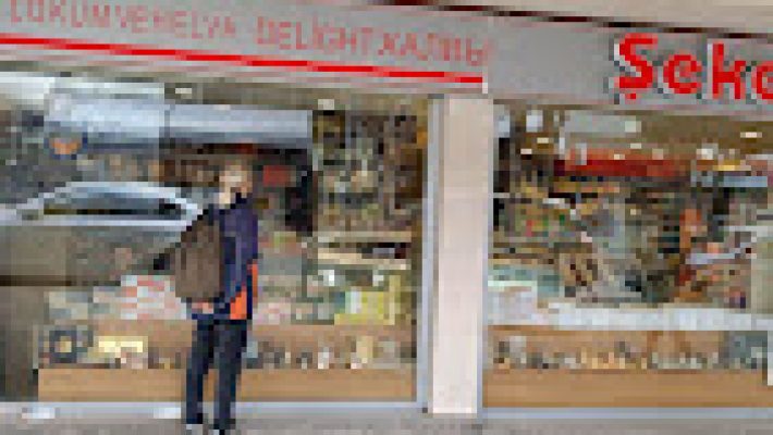 Alanya’da şekerleme, çikolata ve tatlı çeşitleri sunan Şekerciler Alanya Şubesi’nin renkli ve çekici mağaza içi görüntüsü.