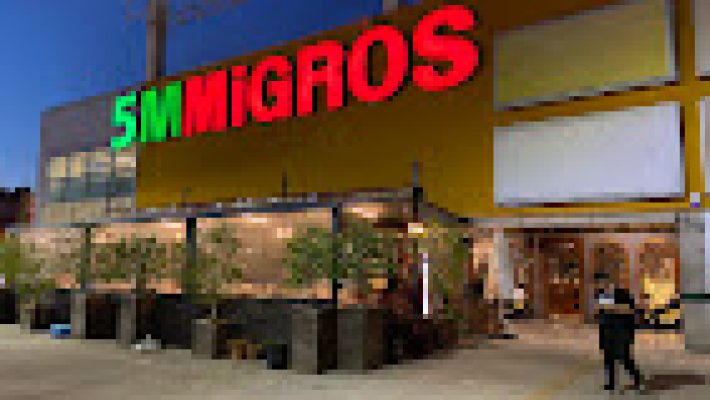 Alanya’da geniş ürün yelpazesi ile hizmet veren 5M Migros’un raflarında gıda, temizlik, kişisel bakım ve günlük ihtiyaç ürünleri hijyenik şekilde sergileniyor.