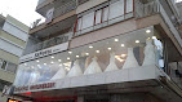 Senovia Couture mağazasında şık gelinlikler, özel tasarım abiyeler ve haute couture koleksiyonları zarafetle sergileniyor.