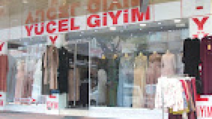 Yücel Giyim mağazasında erkek, kadın ve çocuklara özel modern giyim koleksiyonları ve kaliteli tekstil ürünleri sergileniyor.