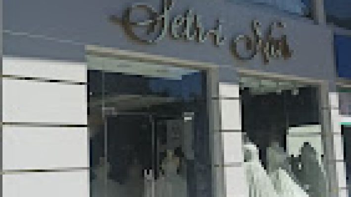 Setrinur Alanya mağazasında modern tasarım kıyafetler, şık abiyeler ve günlük giyim ürünleri düzenli şekilde sergileniyor.