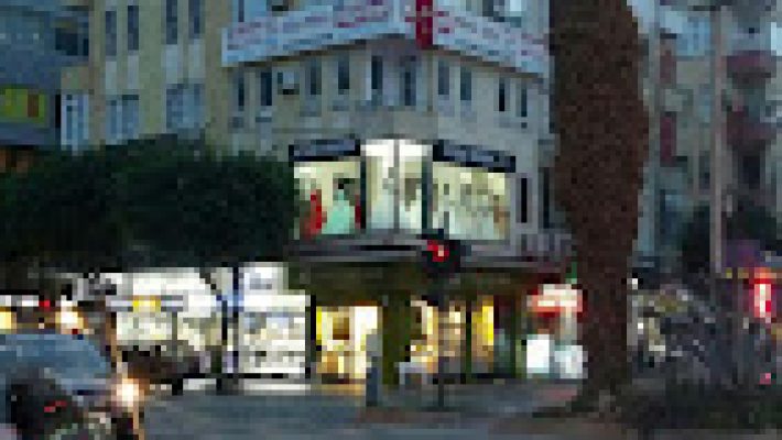 Star Moda Gelinlik mağazasında zarif gelinlikler, abiye elbiseler ve özel tasarım modeller vitrinlerde sergileniyor.