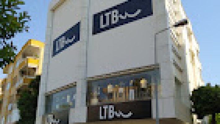 LTB mağazasında modern jean pantolonlar, tişörtler ve günlük giyim ürünleri şık vitrin düzeniyle sergileniyor.