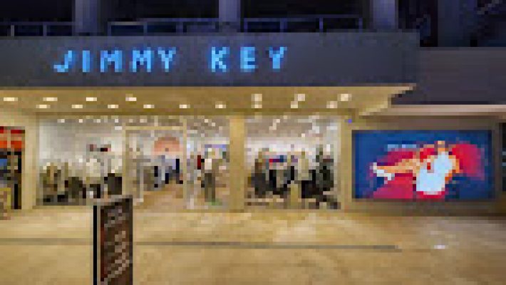 Jimmy Key mağazasında şık ve modern erkek giyim ürünleri, ceketler, pantolonlar ve aksesuarlar Alanya Cadde üzerinde sergileniyor.