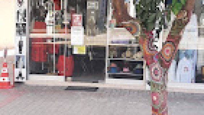 CHAPLİN KREASYON mağazasında modern ve şık kadın kıyafetleri, özel tasarım abiyeler ve günlük kombinler vitrinlerde sergileniyor.