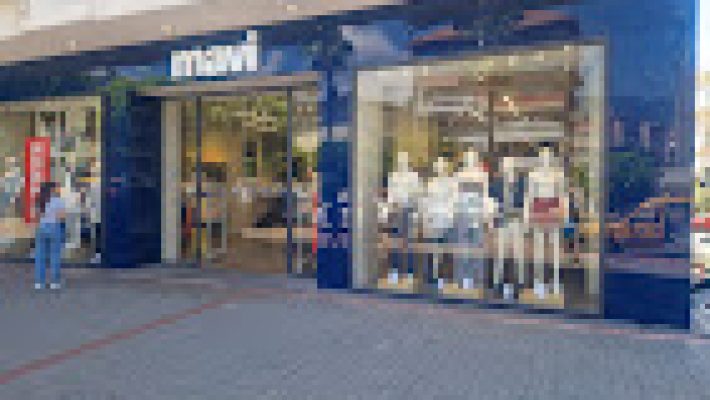 Mavi giyim mağazasının Alanya caddesindeki dış cephesi, vitrininde yeni sezon ürünleri sergileniyor.