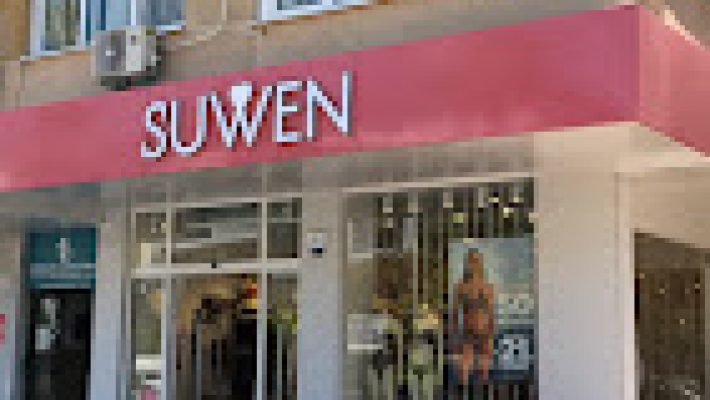 Suwen mağazasında sergilenen şık iç giyim, pijama ve ev giyimi koleksiyonu; Alanya’da zarafet ve konforu buluşturan kadın modası.