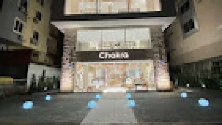 Chakra mağazasında sergilenen ev tekstili, banyo ürünleri ve doğal yaşam temalı dekorasyon ürünleri – Alanya’da zarif ve huzurlu yaşam tarzı mağazası.