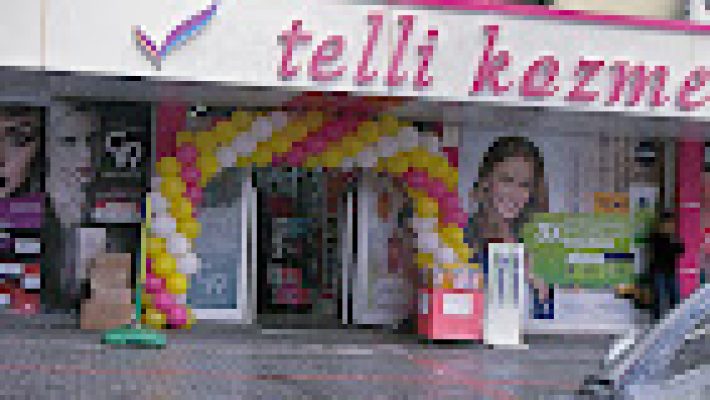 Telli Kozmetik mağazasının Alanya caddesindeki dış cephe ve vitrin görüntüsü, çeşitli kozmetik ürünleri ve güzellik ürünleriyle dolu.