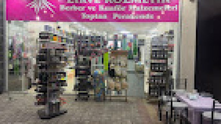 Zirve Kozmetik mağazasının Alanya caddesindeki vitrin ve dış cephe görüntüsü, çeşitli makyaj ve cilt bakım ürünleriyle donatılmış şık bir mağaza.