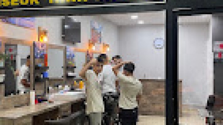 Kuaför Tolga Deveci’nin Alanya’daki modern salon içi ve dış cephe görüntüsü, profesyonel saç kesim alanı ve kuaför ekipmanlarıyla dikkat çekiyor.