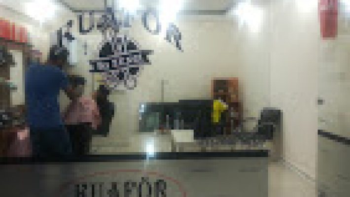 Kuaför ByZenci – Alanya’da kadın ve erkek saç kesimi, saç bakımı ve stil hizmetleri sunan modern kuaför salonu.