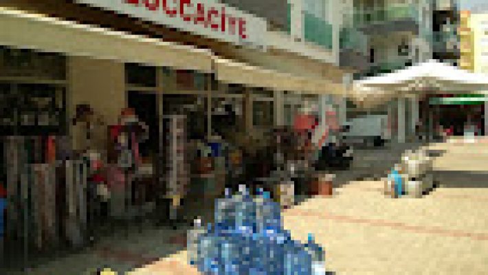 Tosmur Züccaciye mağaza önü ve çeşitli ev gereçleri reyonları