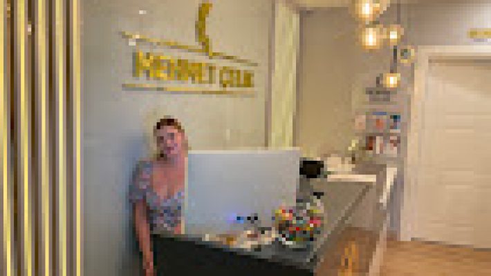 “Op. Dr. Mehmet Çelik estetik cerrahi kliniğinde modern ameliyathane ve danışmanlık alanında hizmet verirken.”