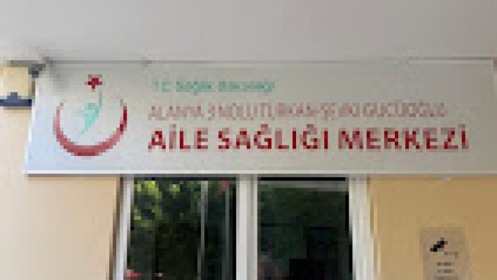 “Alanya 3 Nolu Türkan-Şevki Gücüoğlu Aile Sağlığı Merkezi modern muayene odaları ve sağlık hizmet alanı.”