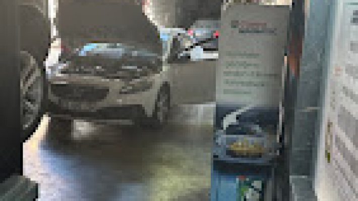 “Premium Auto Garage’ta profesyonel oto servis ve araç bakım hizmetleri.”