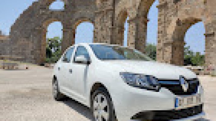 “Force Rent a Car Alanya ofisi ve araç kiralama hizmetleri sunan modern alan.”