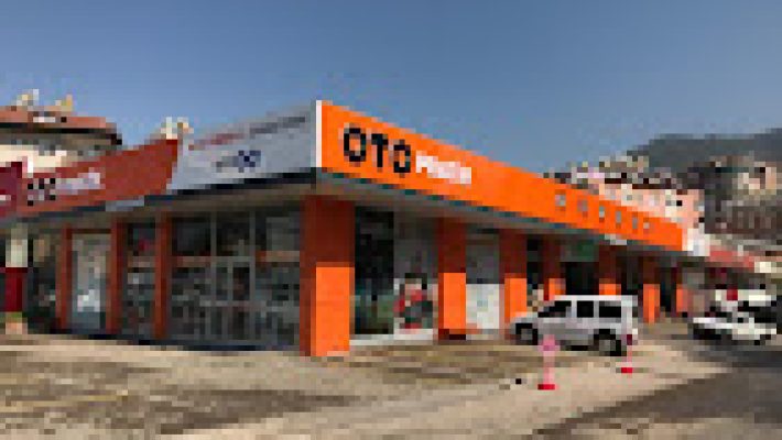 “Otopratik Hanedar Alanya oto bakım ve tamir servisi alanı ve araçları.”