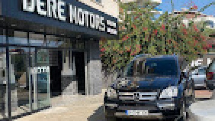 Dere Motors servis alanında araç bakım ve onarım işlemleri yapılırken çekilmiş görüntü